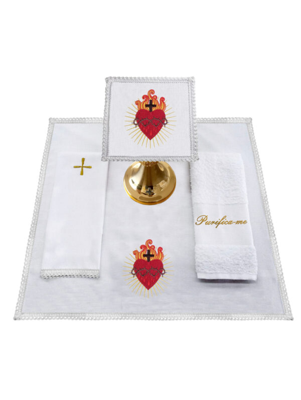 Conjunto de Alfaias Bordado com o Sagrado Coração de Jesus